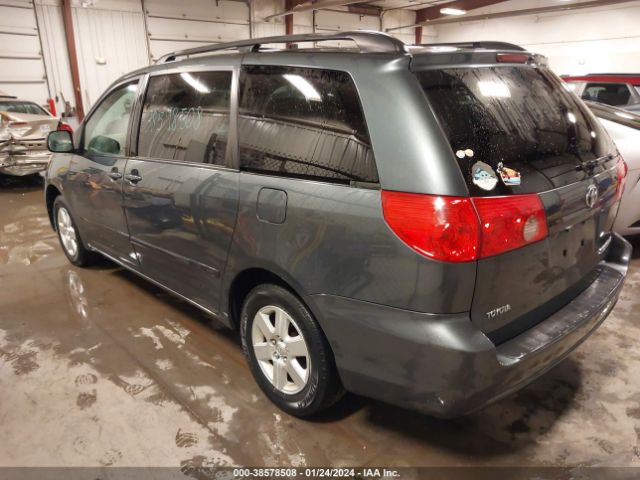 Photo 2 VIN: 5TDKK4CCXAS324622 - TOYOTA SIENNA 