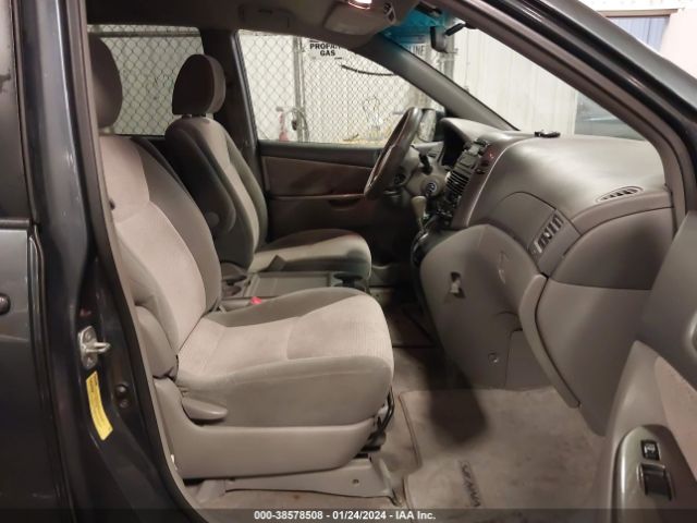 Photo 4 VIN: 5TDKK4CCXAS324622 - TOYOTA SIENNA 