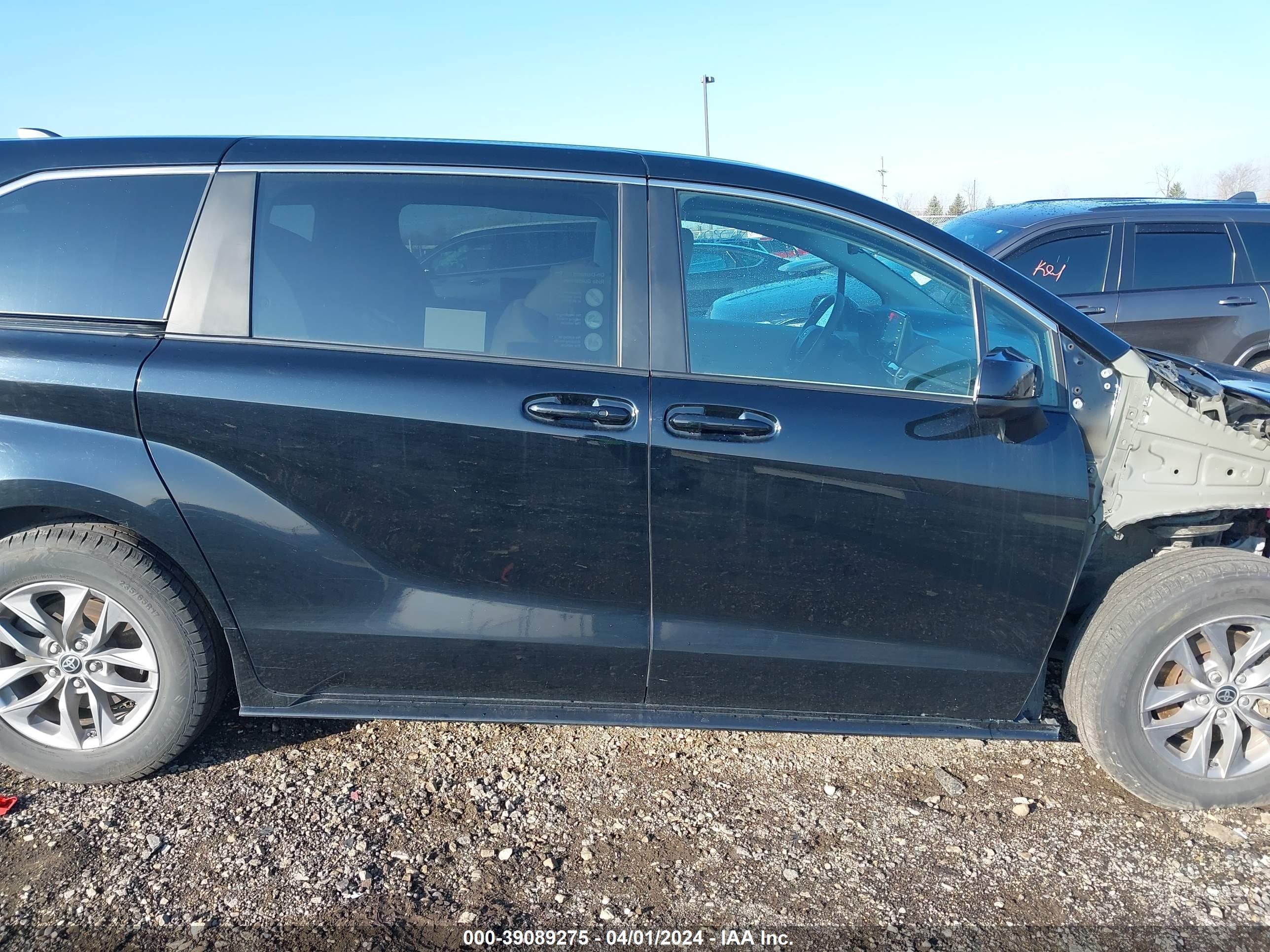 Photo 12 VIN: 5TDKRKEC0NS108040 - TOYOTA SIENNA 