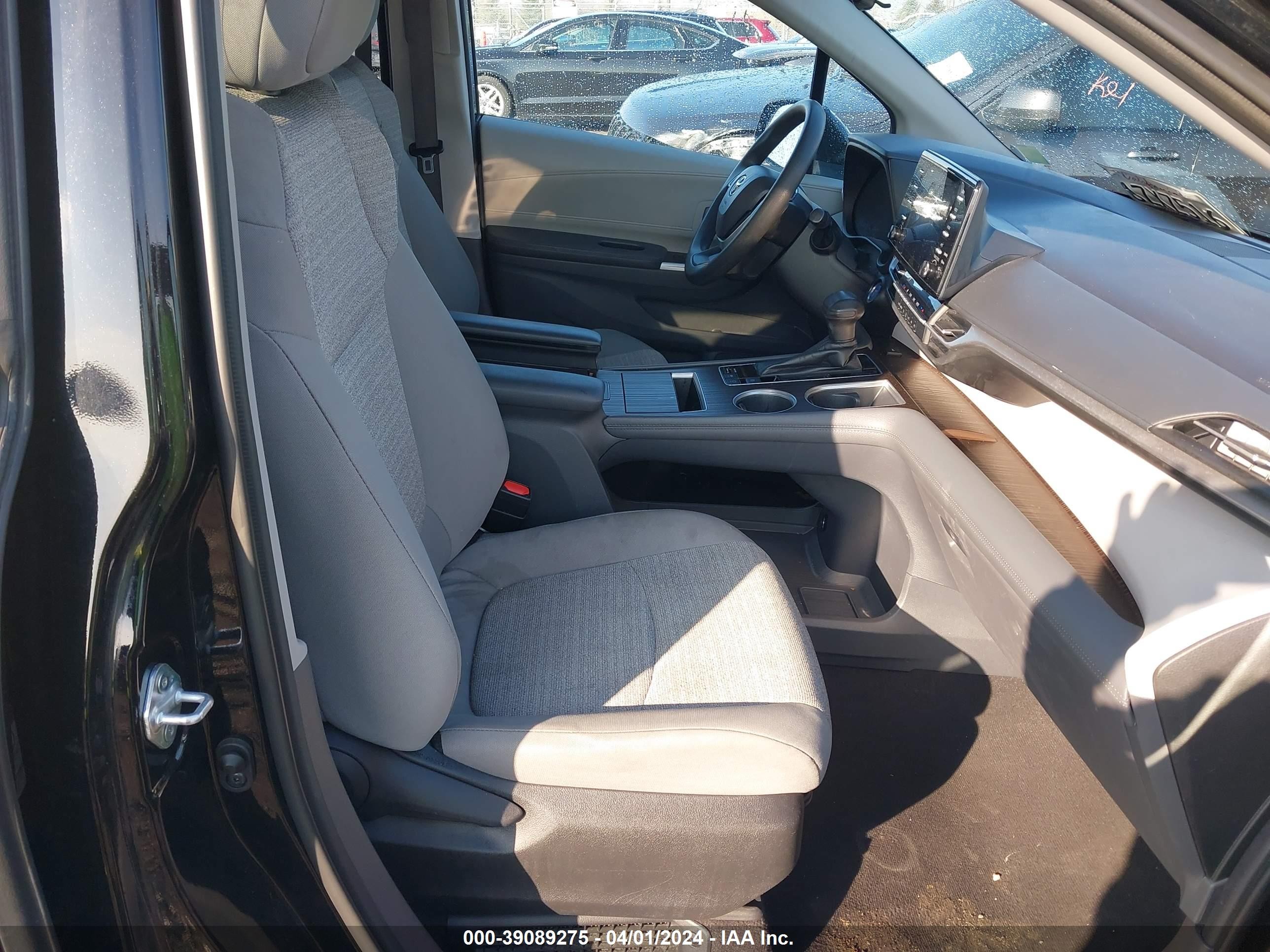 Photo 4 VIN: 5TDKRKEC0NS108040 - TOYOTA SIENNA 