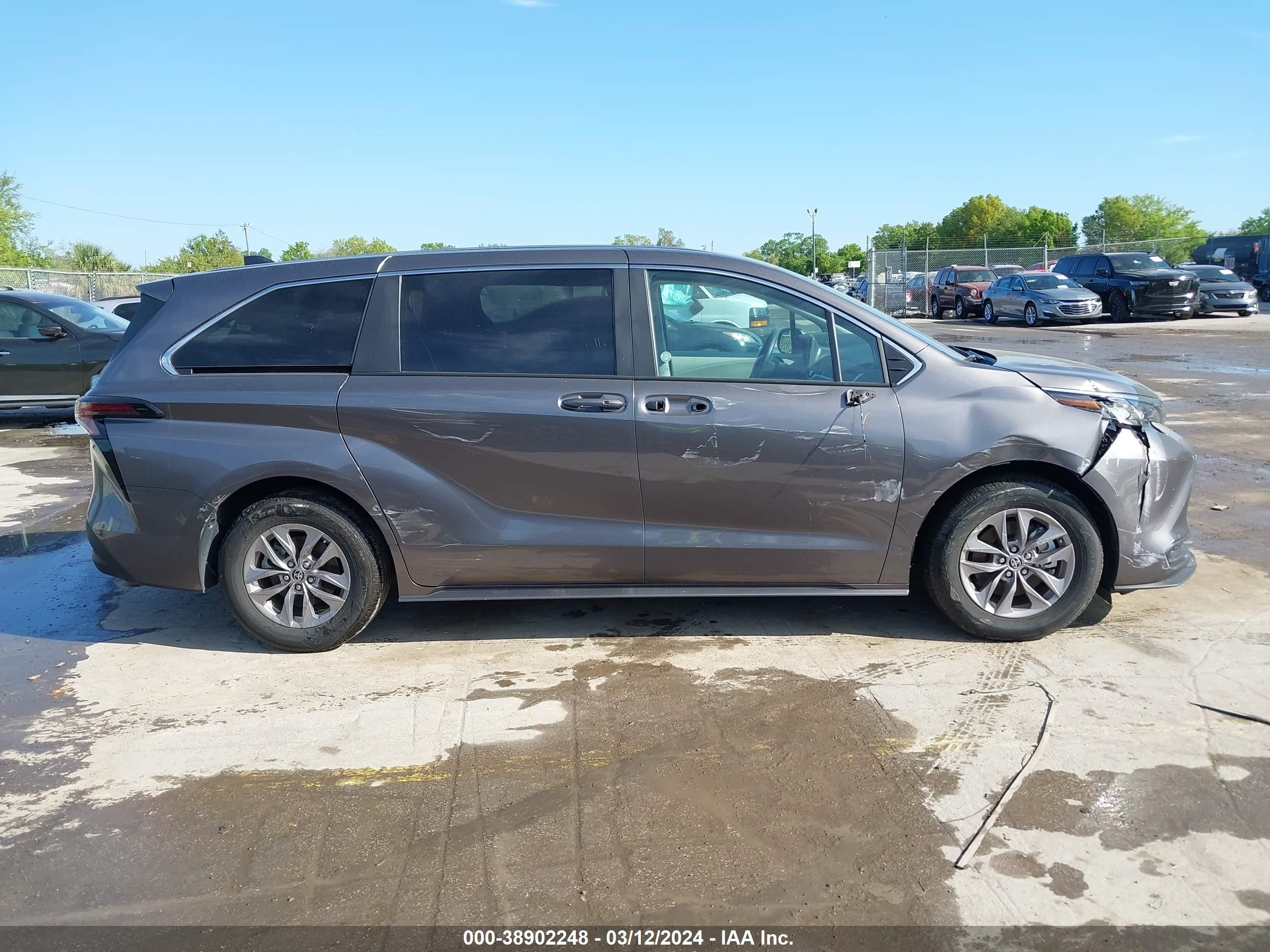 Photo 12 VIN: 5TDKRKEC0PS165759 - TOYOTA SIENNA 