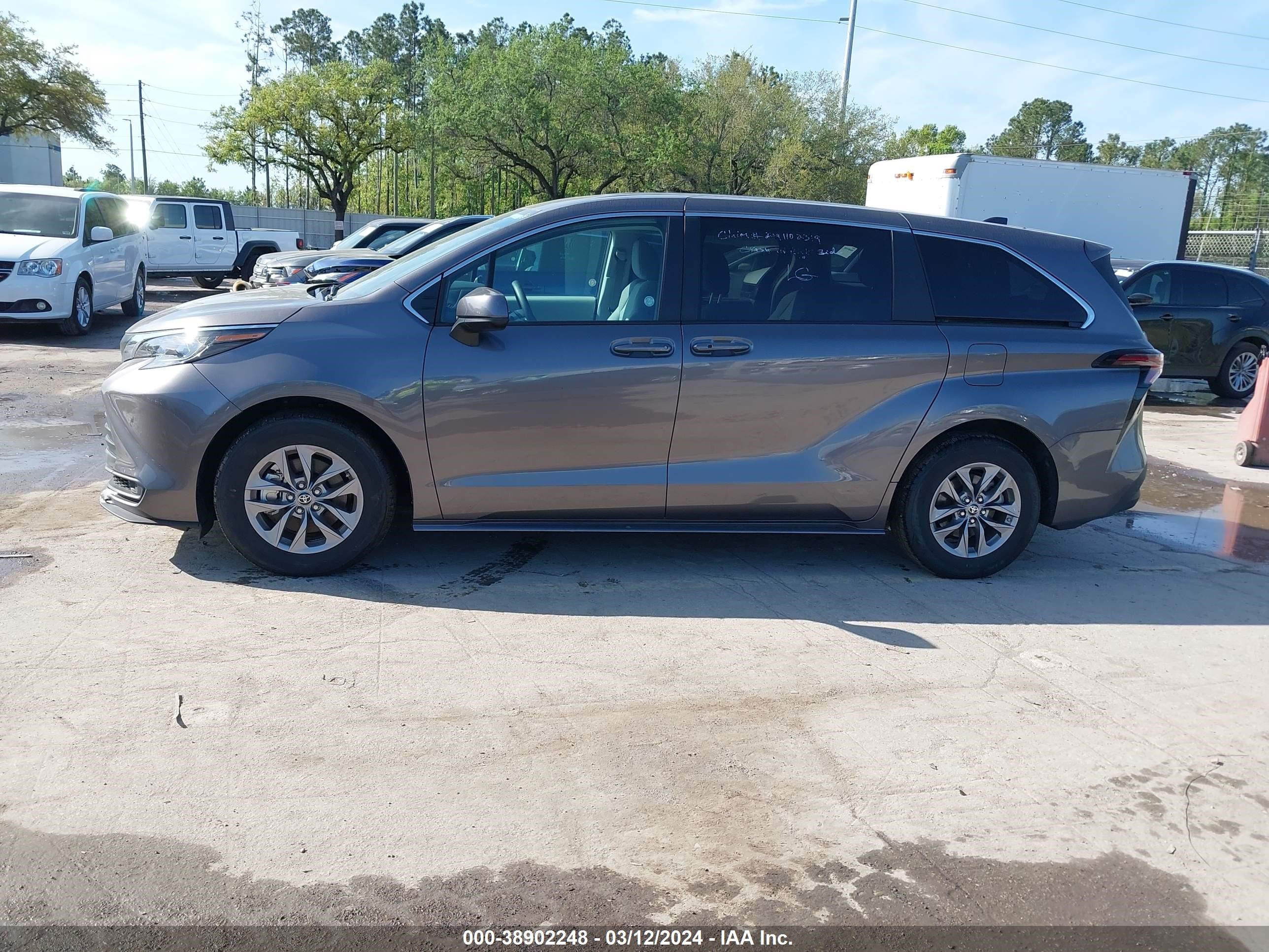 Photo 13 VIN: 5TDKRKEC0PS165759 - TOYOTA SIENNA 