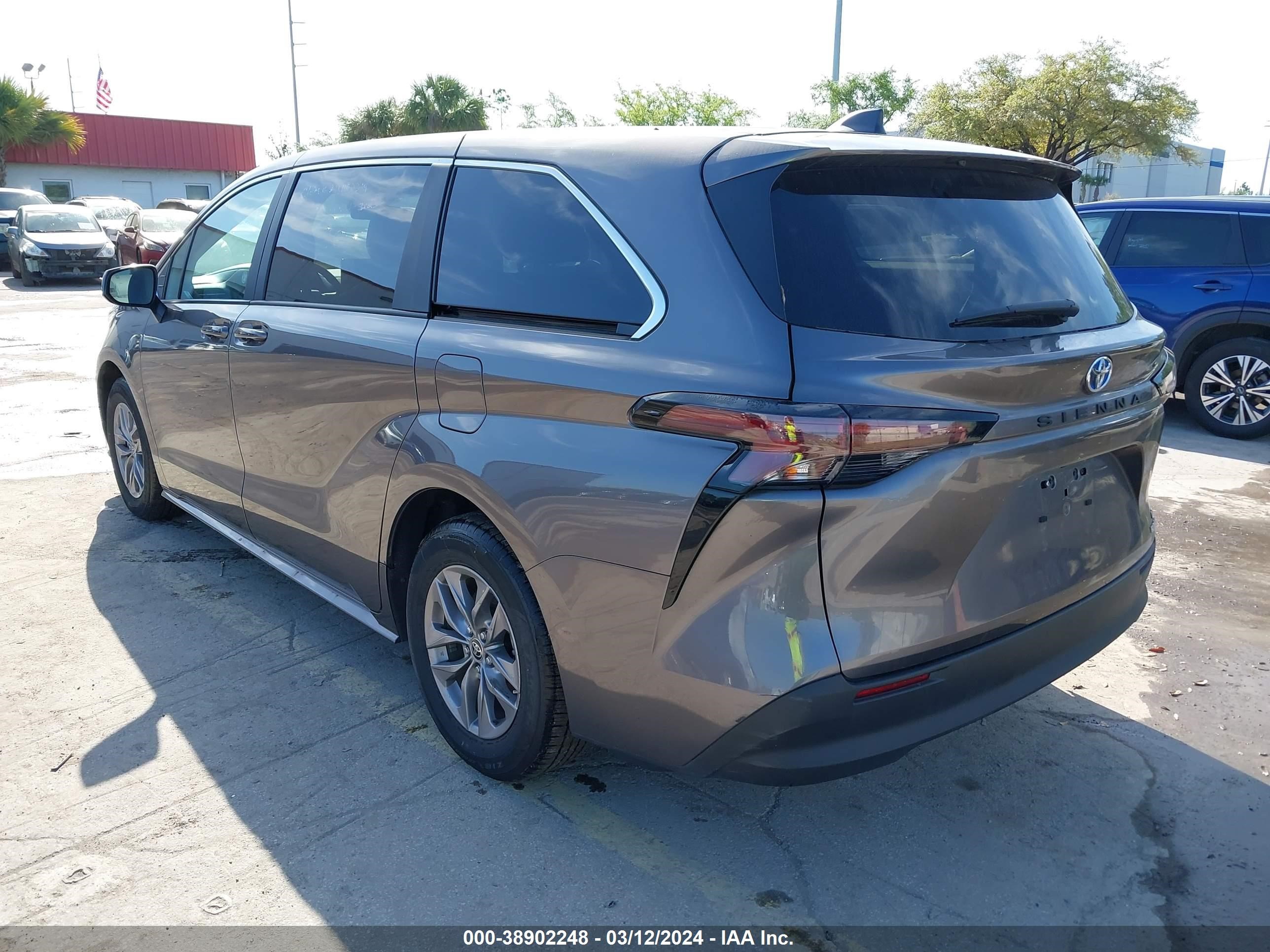 Photo 2 VIN: 5TDKRKEC0PS165759 - TOYOTA SIENNA 