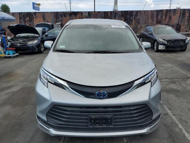 Photo 4 VIN: 5TDKRKEC1NS105826 - TOYOTA SIENNA LE 