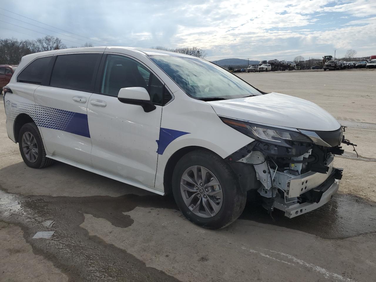 Photo 3 VIN: 5TDKRKEC1PS157976 - TOYOTA SIENNA 