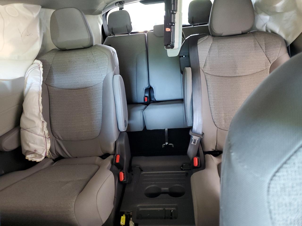 Photo 9 VIN: 5TDKRKEC2MS023196 - TOYOTA SIENNA 