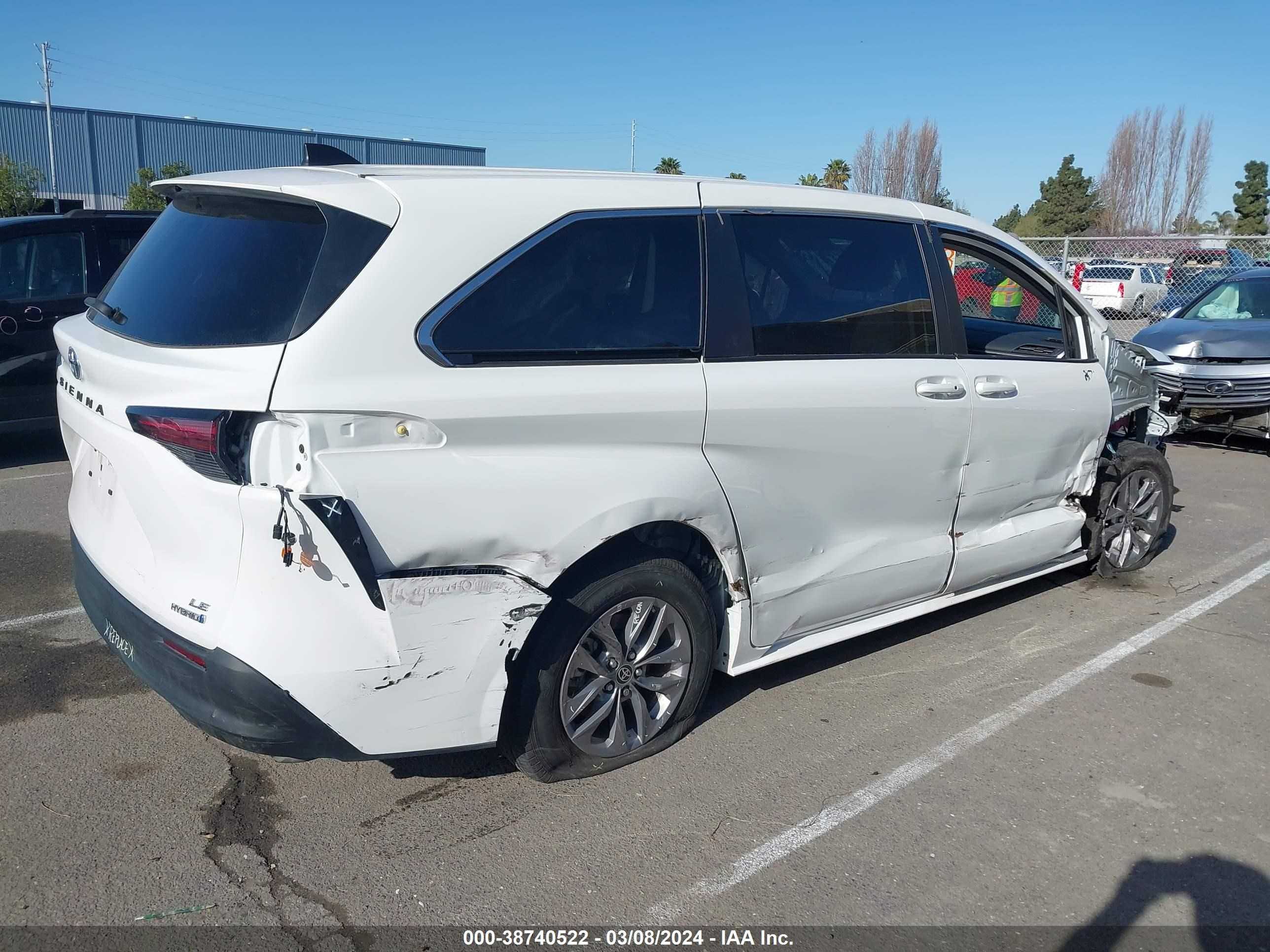 Photo 3 VIN: 5TDKRKEC2NS076210 - TOYOTA SIENNA 