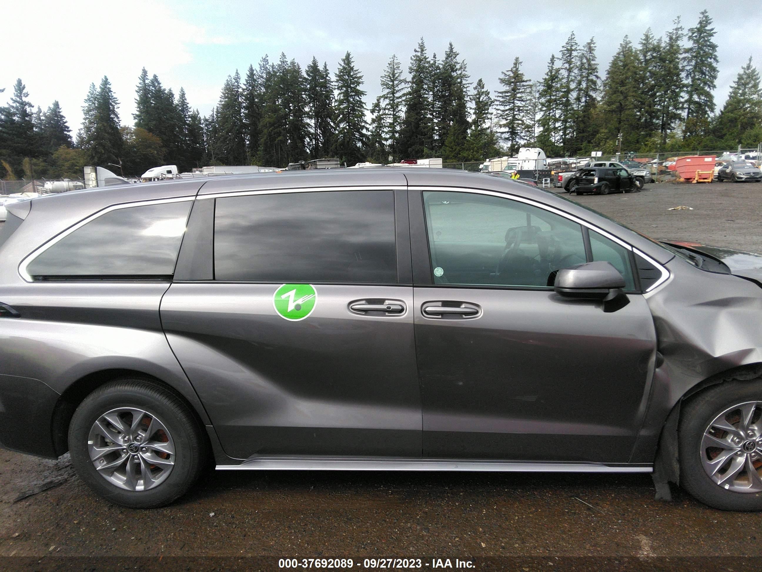 Photo 12 VIN: 5TDKRKEC2NS116852 - TOYOTA SIENNA 