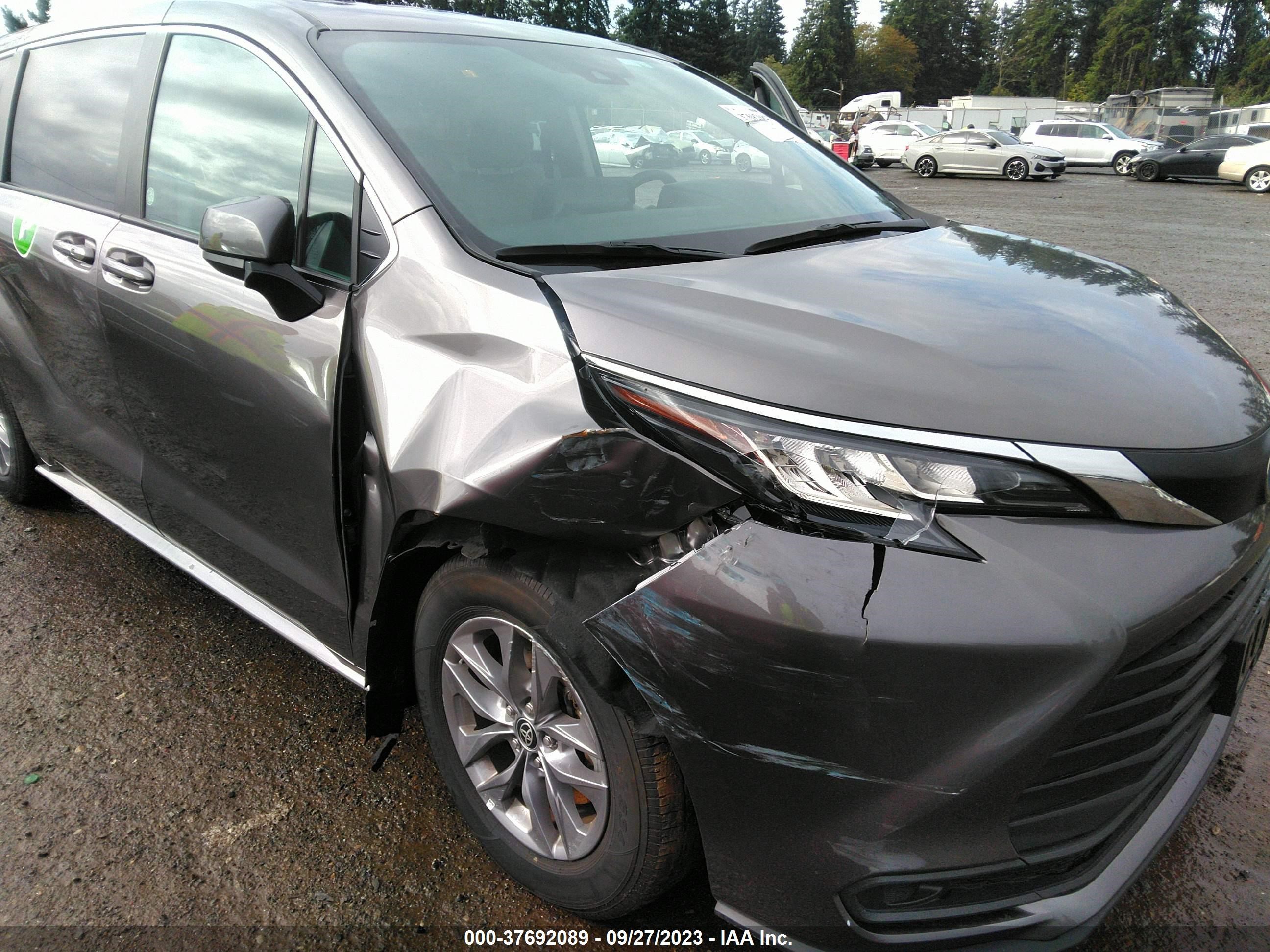 Photo 5 VIN: 5TDKRKEC2NS116852 - TOYOTA SIENNA 