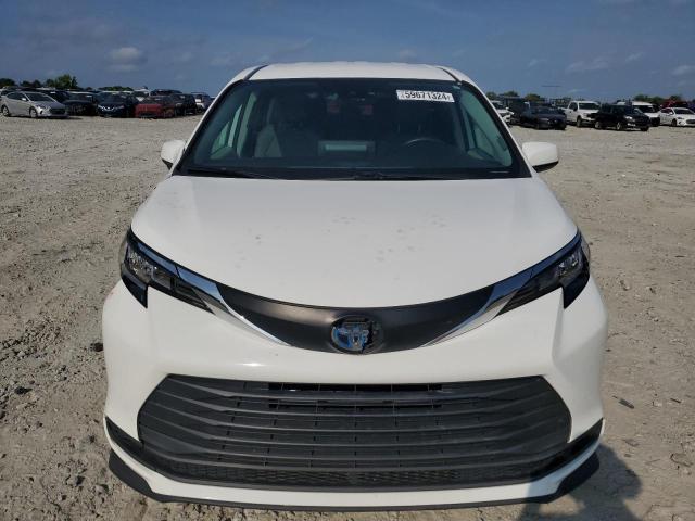 Photo 4 VIN: 5TDKRKEC4MS015830 - TOYOTA SIENNA LE 