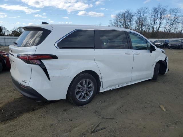 Photo 2 VIN: 5TDKRKEC4NS111085 - TOYOTA SIENNA LE 