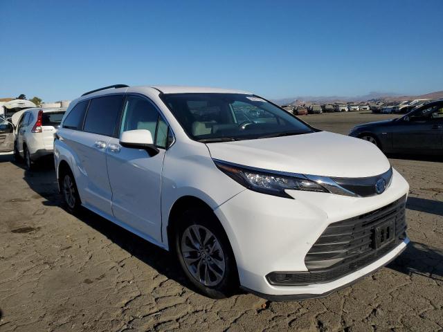 Photo 3 VIN: 5TDKRKEC4PS142386 - TOYOTA SIENNA LE 