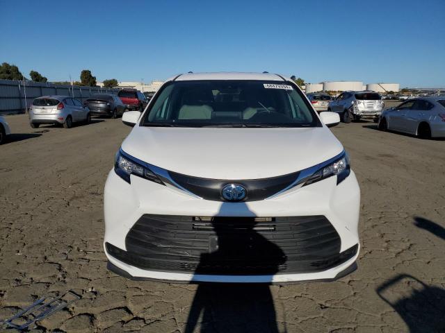 Photo 4 VIN: 5TDKRKEC4PS142386 - TOYOTA SIENNA LE 