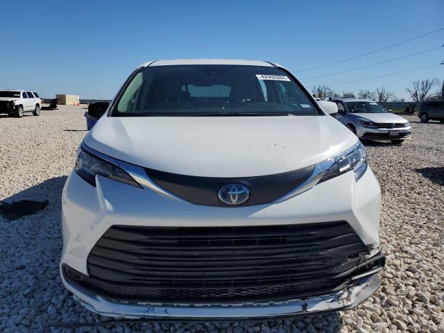 Photo 4 VIN: 5TDKRKEC5MS015223 - TOYOTA SIENNA LE 