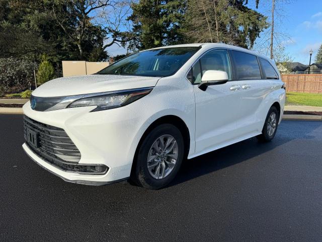 Photo 1 VIN: 5TDKRKEC5NS111340 - TOYOTA SIENNA LE 