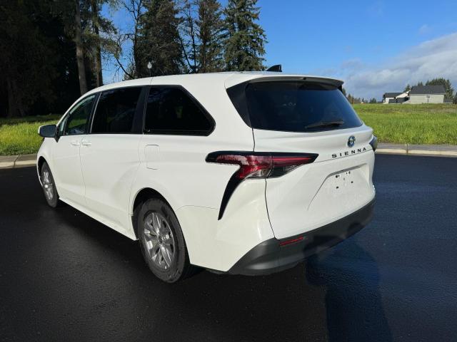 Photo 2 VIN: 5TDKRKEC5NS111340 - TOYOTA SIENNA LE 