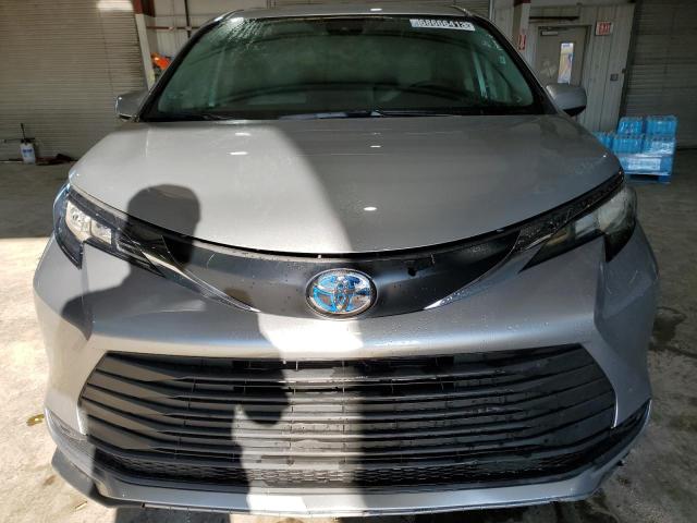 Photo 4 VIN: 5TDKRKEC5NS117056 - TOYOTA SIENNA LE 