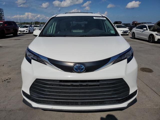 Photo 4 VIN: 5TDKRKEC5NS129725 - TOYOTA SIENNA LE 