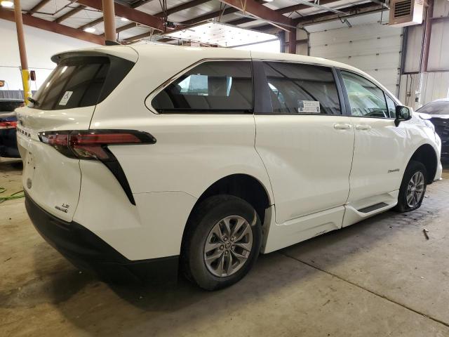 Photo 2 VIN: 5TDKRKEC6NS081281 - TOYOTA SIENNA LE 