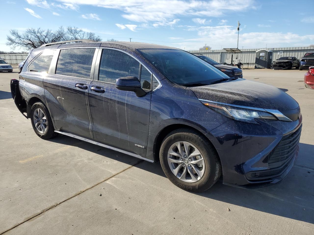 Photo 3 VIN: 5TDKRKEC7MS018379 - TOYOTA SIENNA LE 