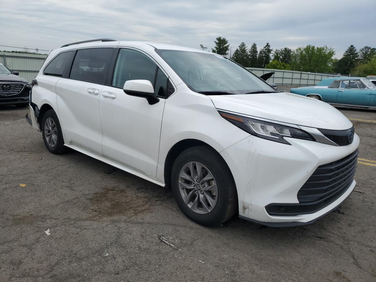 Photo 3 VIN: 5TDKRKEC8NS120243 - TOYOTA SIENNA 