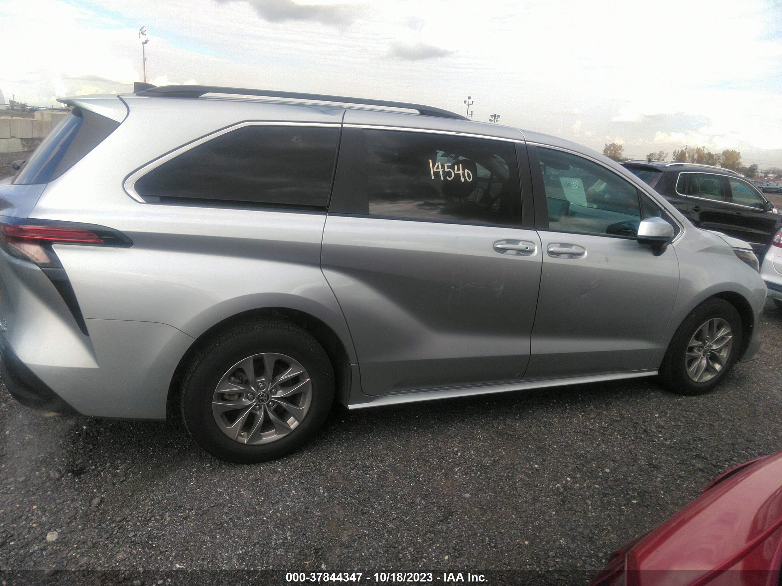 Photo 12 VIN: 5TDKRKECXNS116100 - TOYOTA SIENNA 