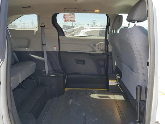 Photo 10 VIN: 5TDKSKFC1NS071096 - TOYOTA SIENNA LE 