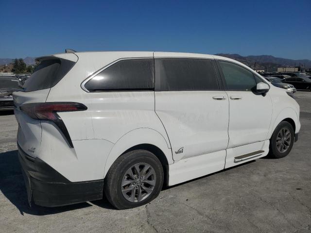 Photo 2 VIN: 5TDKSKFC1NS071096 - TOYOTA SIENNA LE 