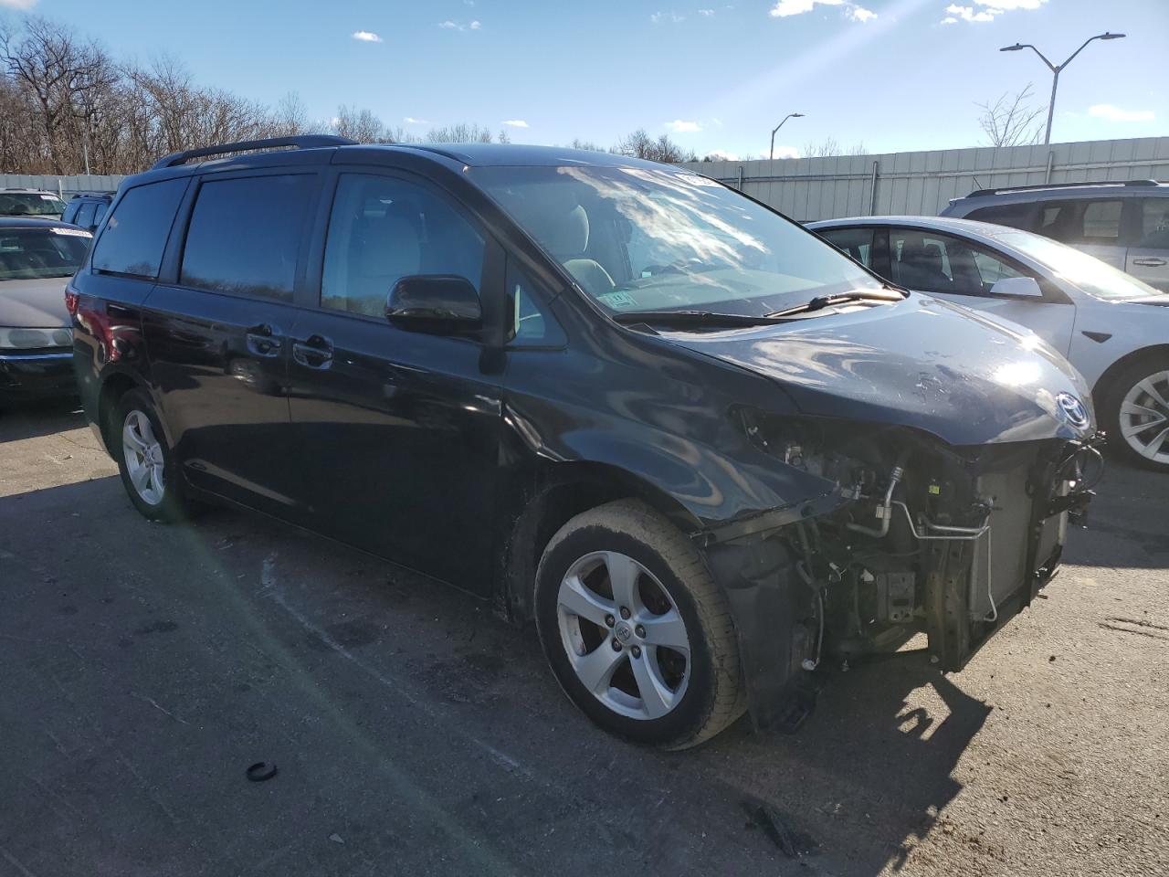 Photo 3 VIN: 5TDKZ3DC0HS776528 - TOYOTA SIENNA 