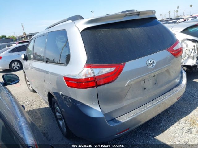 Photo 2 VIN: 5TDKZ3DC0HS787867 - TOYOTA SIENNA 