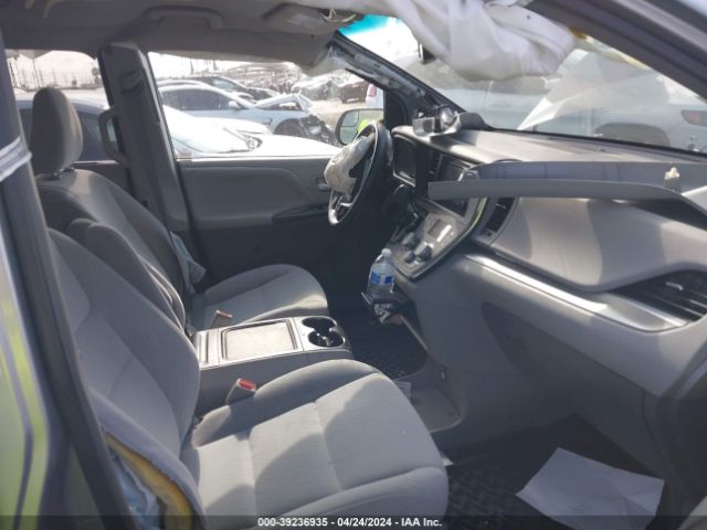 Photo 4 VIN: 5TDKZ3DC0HS787867 - TOYOTA SIENNA 