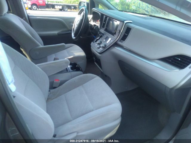 Photo 4 VIN: 5TDKZ3DC0HS788131 - TOYOTA SIENNA 