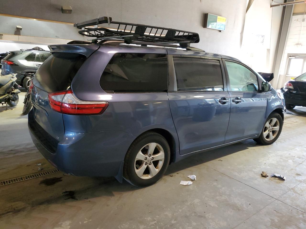 Photo 2 VIN: 5TDKZ3DC0HS820494 - TOYOTA SIENNA 