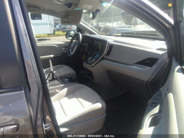 Photo 4 VIN: 5TDKZ3DC0HS827591 - TOYOTA SIENNA 