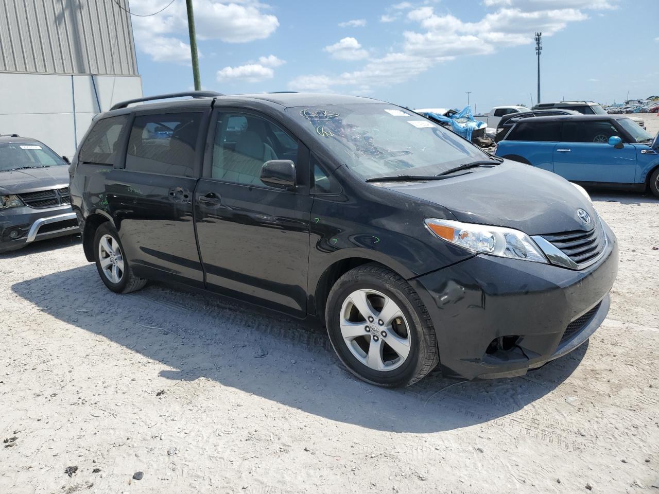 Photo 3 VIN: 5TDKZ3DC0HS828921 - TOYOTA SIENNA 