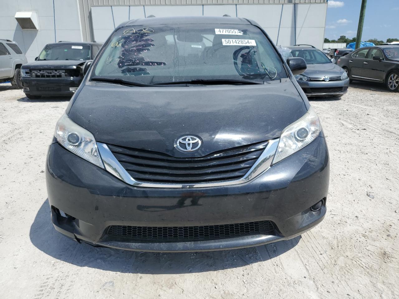 Photo 4 VIN: 5TDKZ3DC0HS828921 - TOYOTA SIENNA 