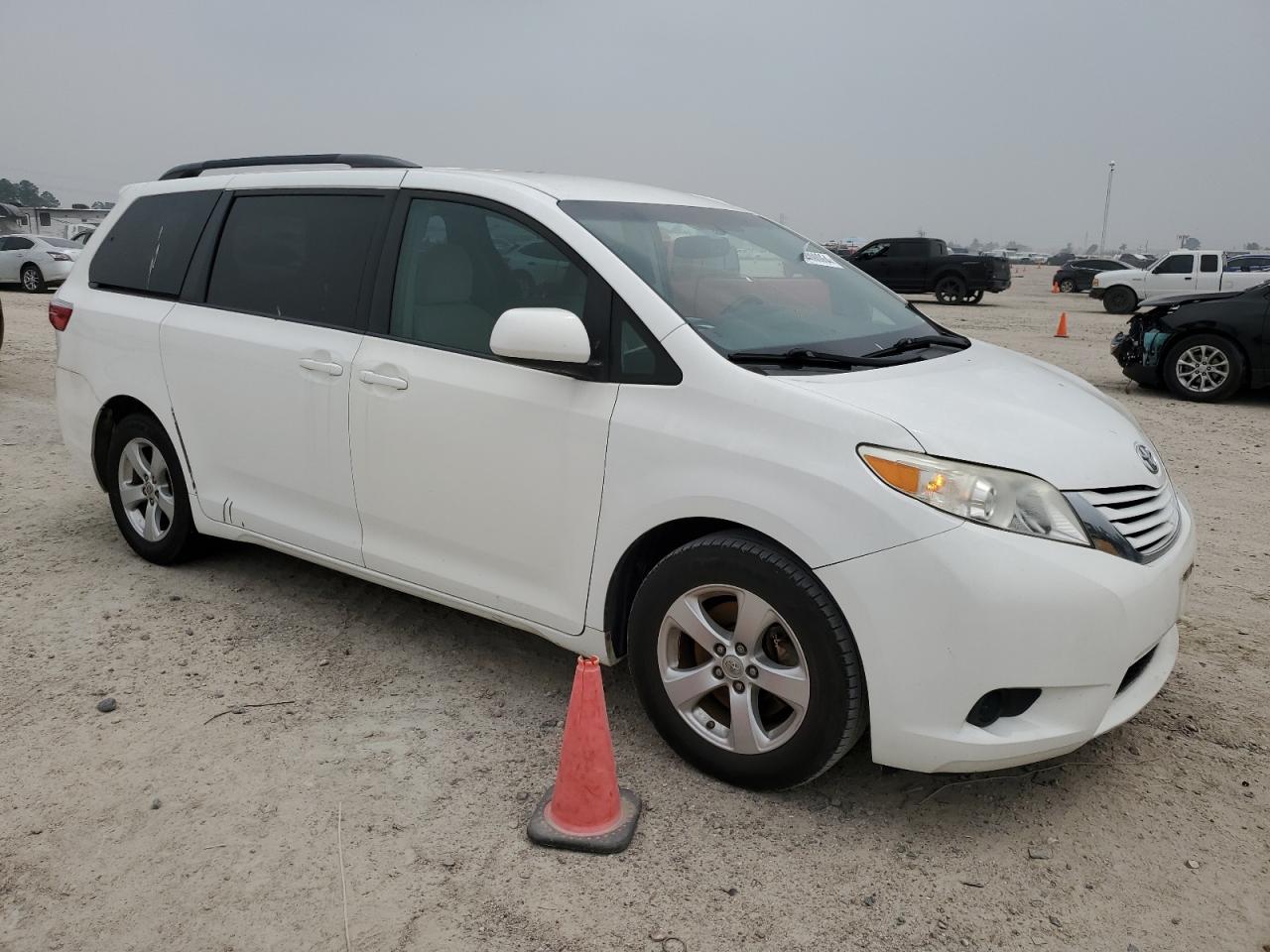 Photo 3 VIN: 5TDKZ3DC0HS829213 - TOYOTA SIENNA 