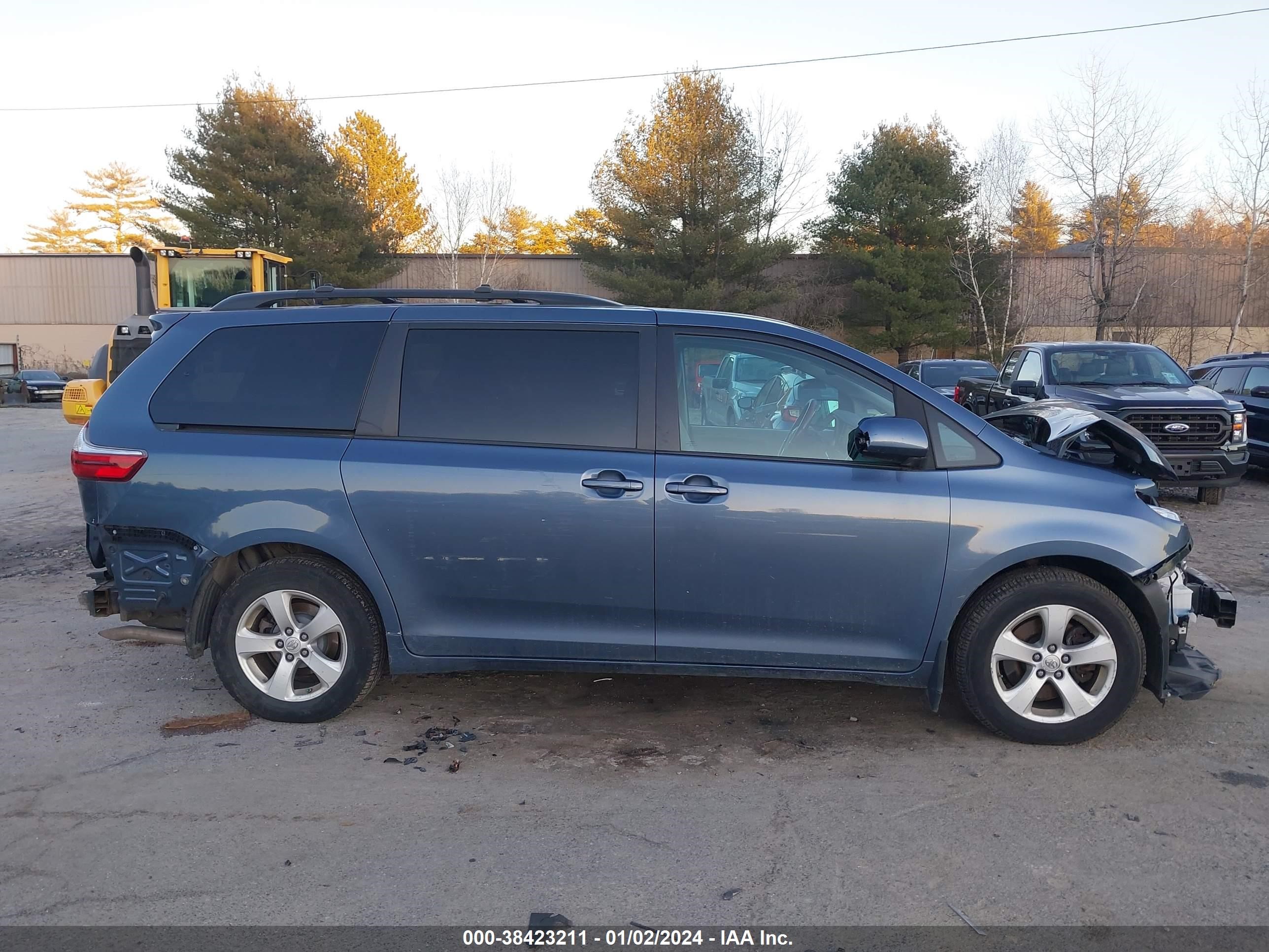 Photo 13 VIN: 5TDKZ3DC0HS885829 - TOYOTA SIENNA 