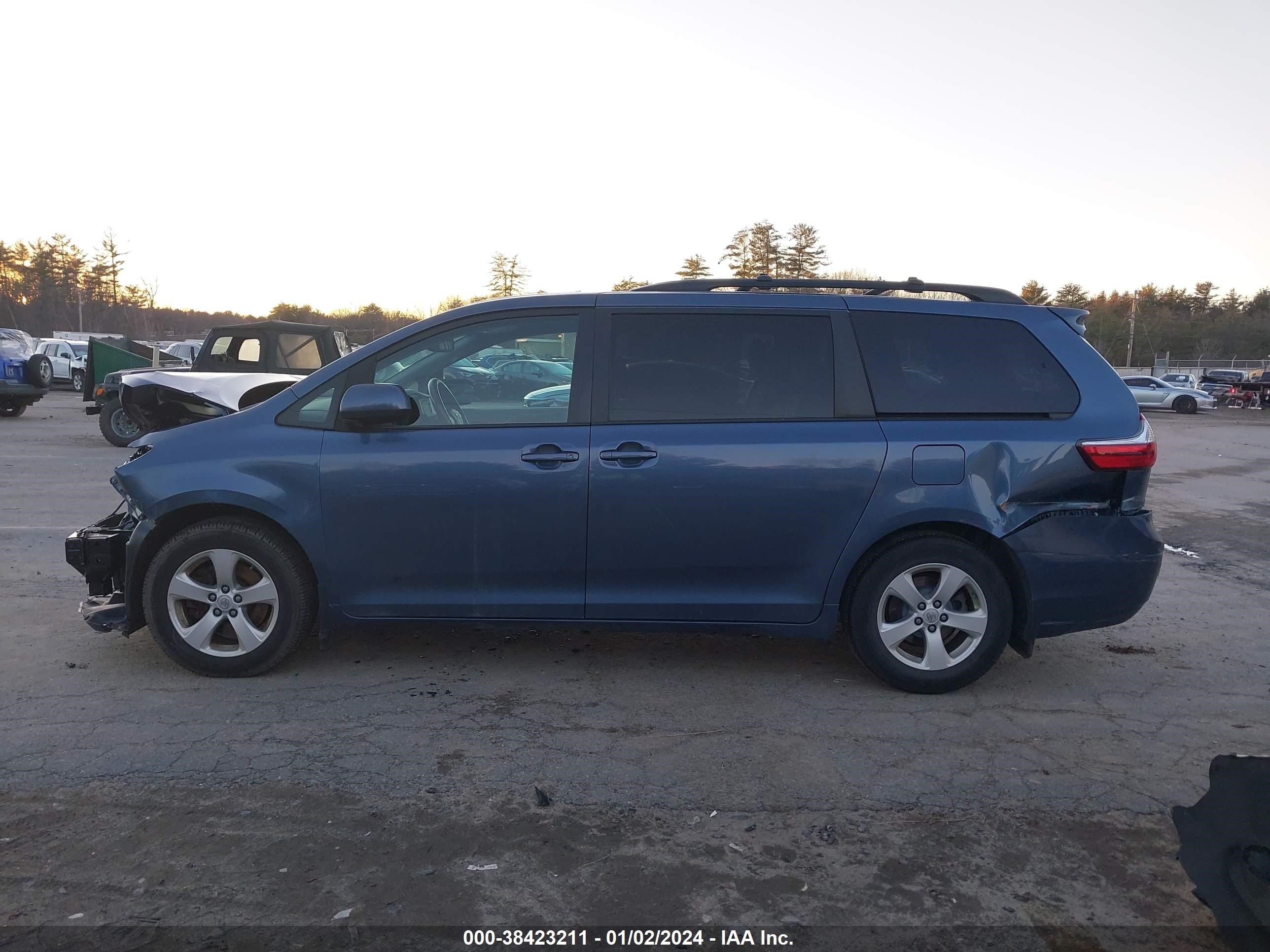 Photo 14 VIN: 5TDKZ3DC0HS885829 - TOYOTA SIENNA 