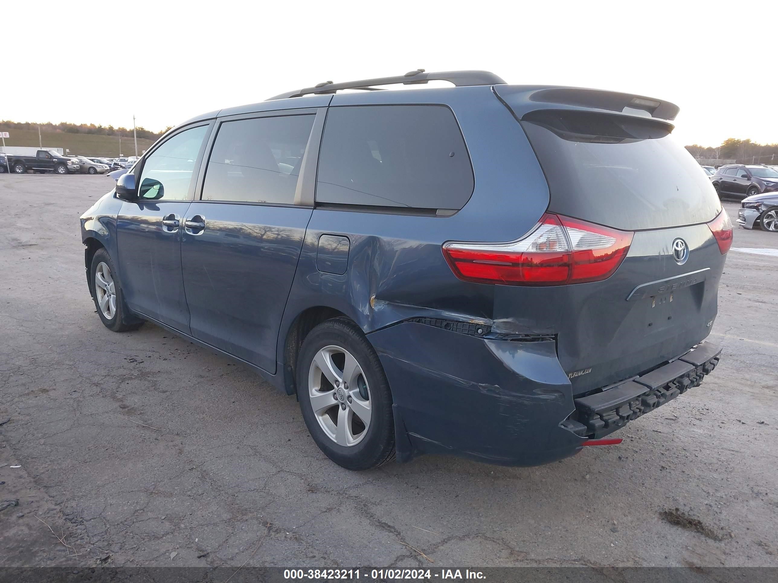 Photo 2 VIN: 5TDKZ3DC0HS885829 - TOYOTA SIENNA 