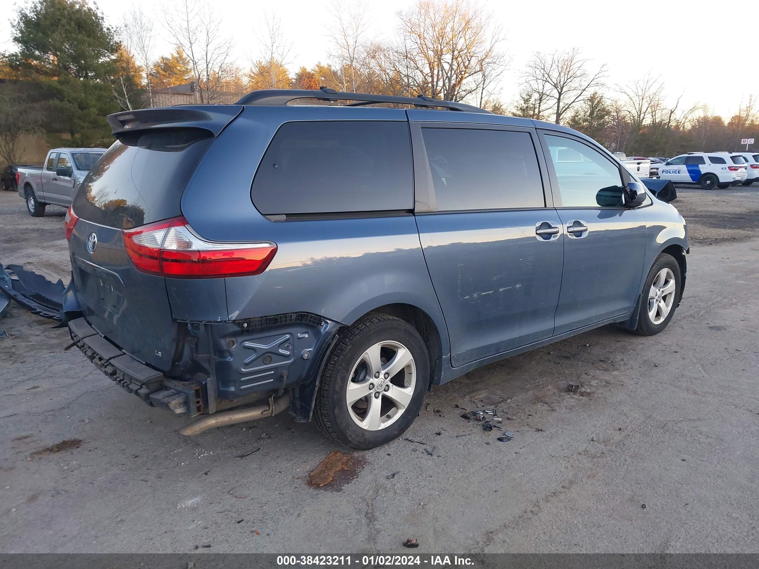 Photo 3 VIN: 5TDKZ3DC0HS885829 - TOYOTA SIENNA 