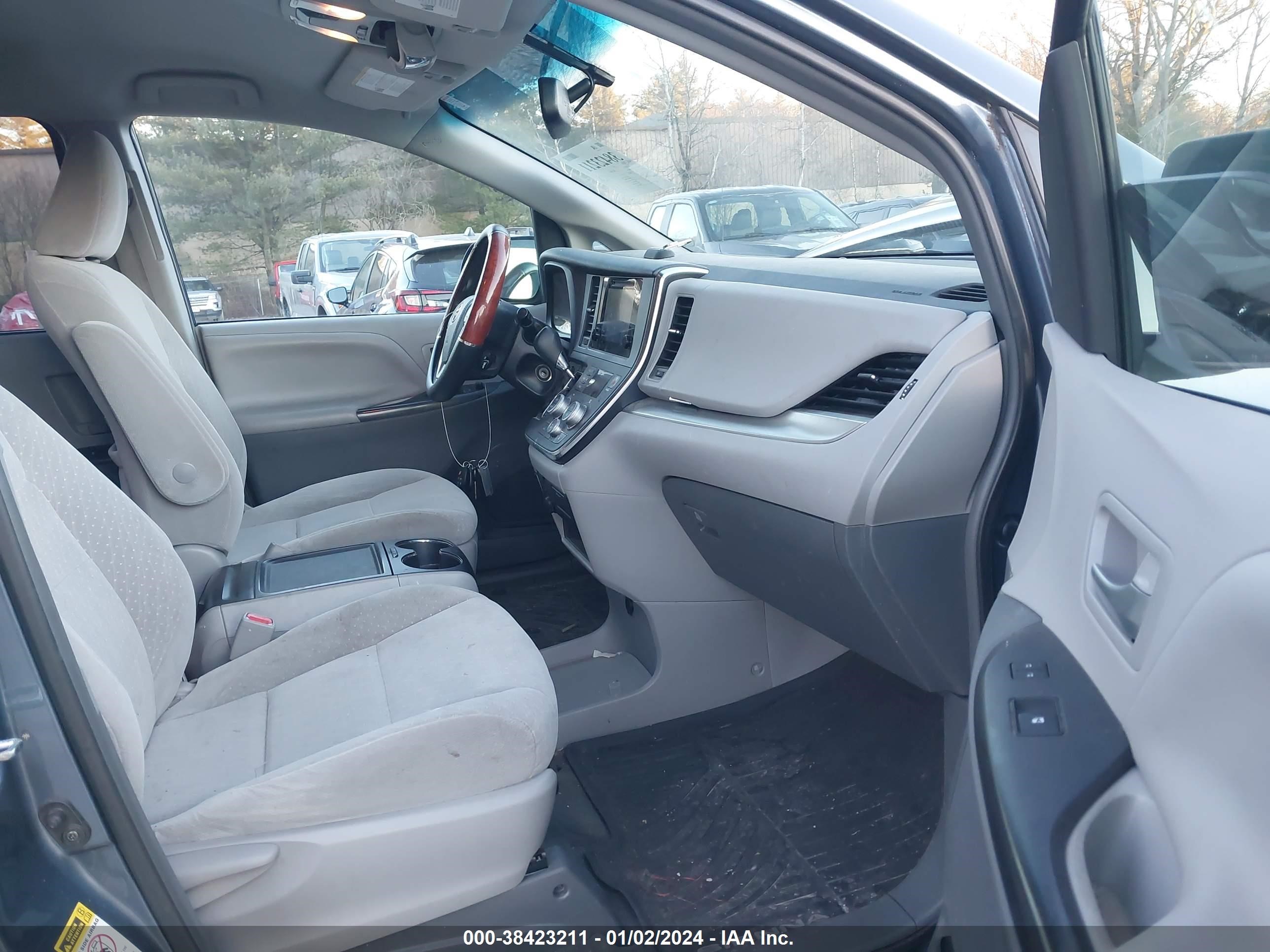 Photo 4 VIN: 5TDKZ3DC0HS885829 - TOYOTA SIENNA 