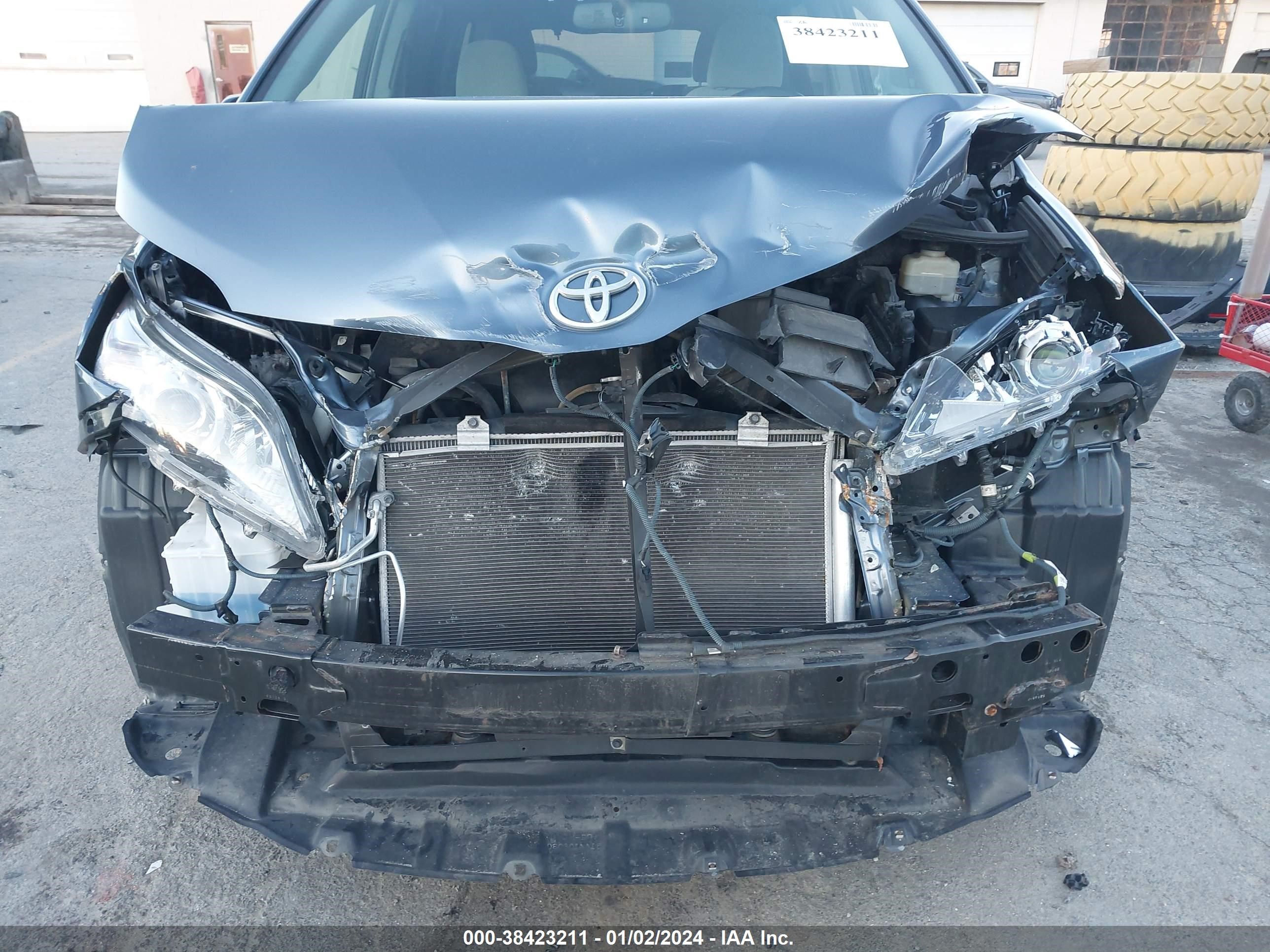 Photo 5 VIN: 5TDKZ3DC0HS885829 - TOYOTA SIENNA 