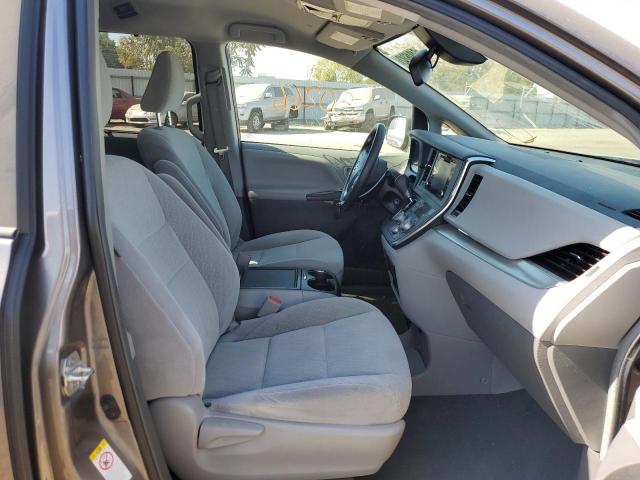 Photo 4 VIN: 5TDKZ3DC0KS010791 - TOYOTA SIENNA LE 