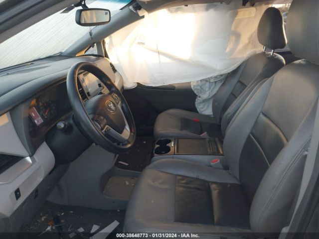 Photo 4 VIN: 5TDKZ3DC1HS781835 - TOYOTA SIENNA 