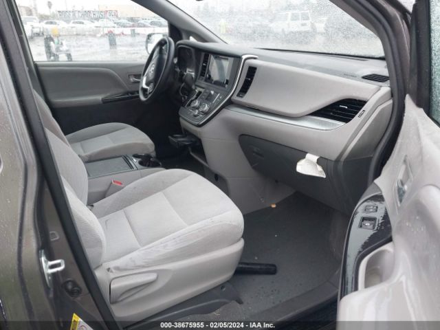 Photo 4 VIN: 5TDKZ3DC1HS782838 - TOYOTA SIENNA 