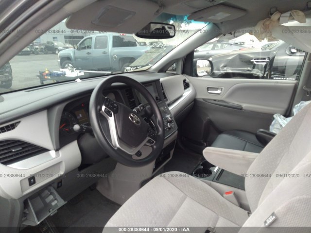 Photo 4 VIN: 5TDKZ3DC1HS807012 - TOYOTA SIENNA 