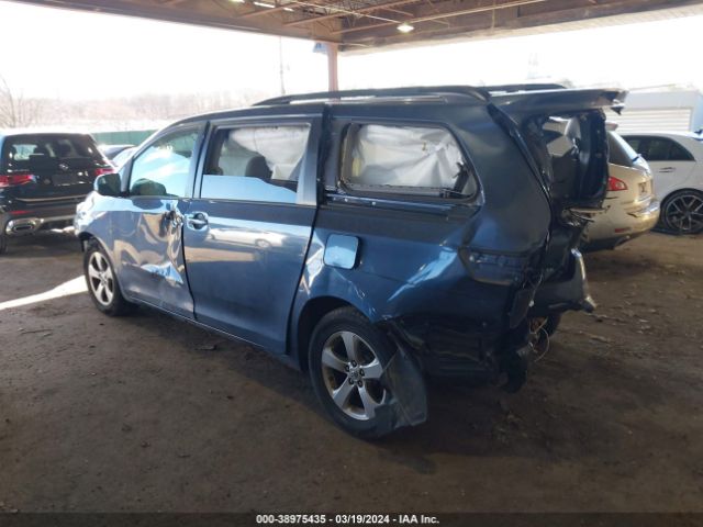 Photo 2 VIN: 5TDKZ3DC1HS822223 - TOYOTA SIENNA 