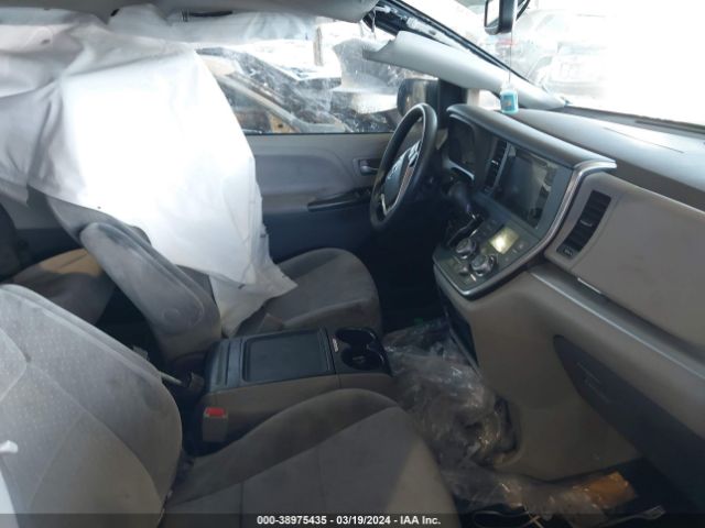 Photo 4 VIN: 5TDKZ3DC1HS822223 - TOYOTA SIENNA 