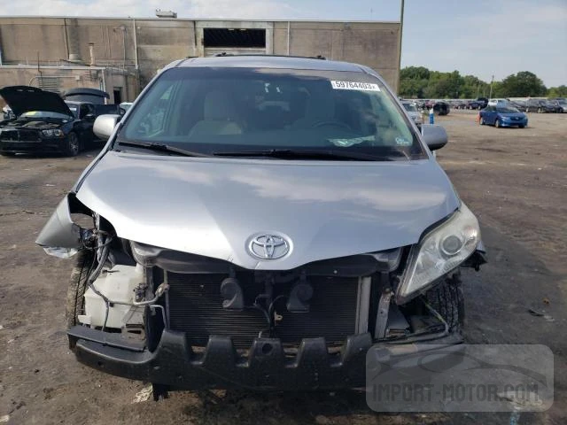 Photo 4 VIN: 5TDKZ3DC2HS774943 - TOYOTA SIENNA 